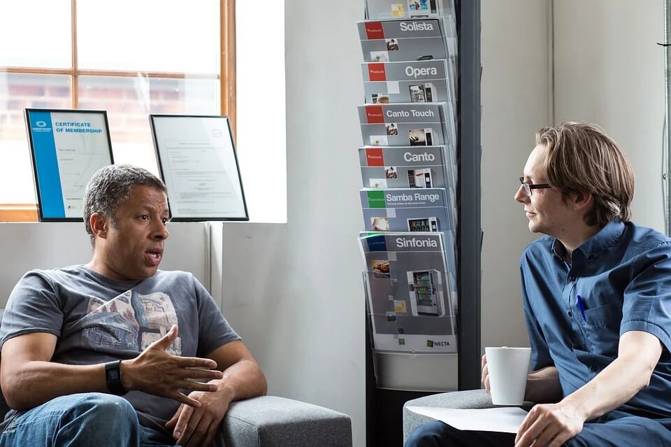 two men having an informal meeting - how confidence affects communication